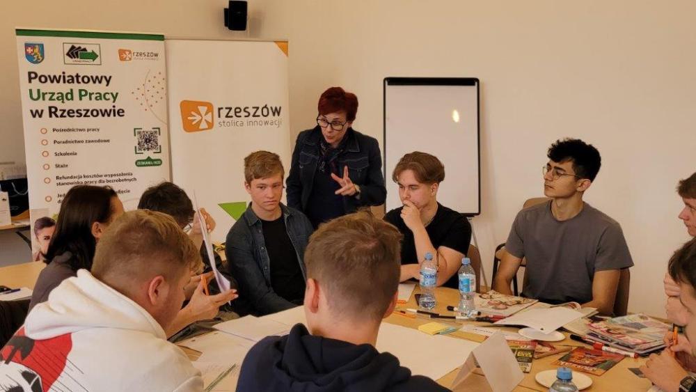 Zdjęcie galerii artykułu: TYDZIEŃ PRZEDSIĘBIORCZOŚCI W POWIATOWYM URZĘDZIE PRACY W RZESZOWIE - TYDZIEŃ PRZEDSIĘBIORCZOŚCI W POWIATOWYM URZĘDZIE PRACY W RZESZOWIE 12 z 24