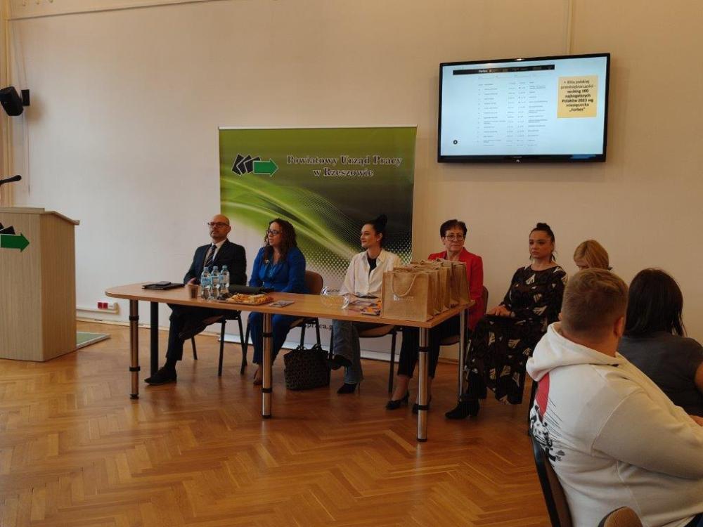 Zdjęcie galerii artykułu: TYDZIEŃ PRZEDSIĘBIORCZOŚCI W POWIATOWYM URZĘDZIE PRACY W RZESZOWIE - TYDZIEŃ PRZEDSIĘBIORCZOŚCI W POWIATOWYM URZĘDZIE PRACY W RZESZOWIE 22 z 24