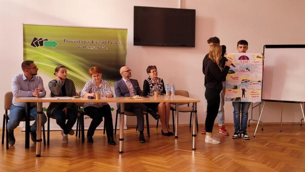 Zdjęcie galerii artykułu: TYDZIEŃ PRZEDSIĘBIORCZOŚCI W POWIATOWYM URZĘDZIE PRACY W RZESZOWIE - TYDZIEŃ PRZEDSIĘBIORCZOŚCI W POWIATOWYM URZĘDZIE PRACY W RZESZOWIE 8 z 24