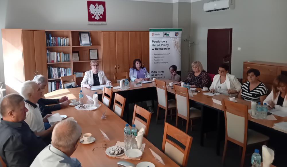 Zdjęcie galerii artykułu: Posiedzenie Powiatowej Rady Rynku Pracy w Rzeszowie
w dniu 20 września 2024r. - Posiedzenie Powiatowej Rady Rynku Pracy w Rzeszowie wrzesień 1 z 2