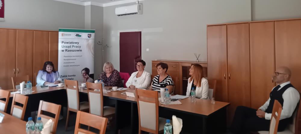 Zdjęcie galerii artykułu: Posiedzenie Powiatowej Rady Rynku Pracy w Rzeszowie
w dniu 20 września 2024r. - Posiedzenie Powiatowej Rady Rynku Pracy w Rzeszowie wrzesień 2 z 2